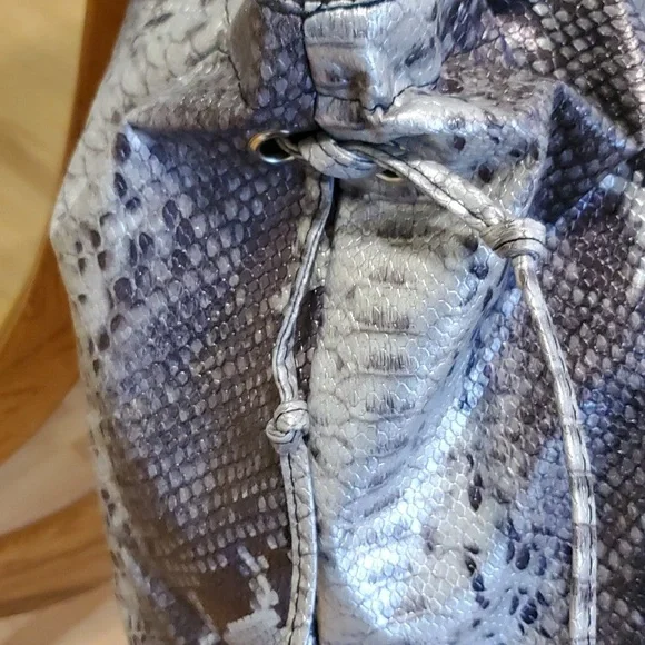 DSW Snake Skin Tote 25x14x8 XLarge Duffle Tote Bag - Picture 3 of 6